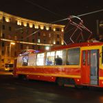 Вагон-лаборатория контактной сети трамвая в вечернее время